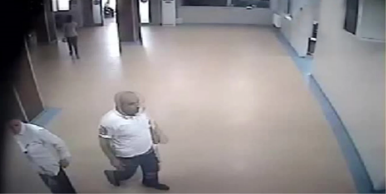 Hastanede Güvenlik Görevlilerine Bıçaklı Saldırı Kameraya Yansıdı