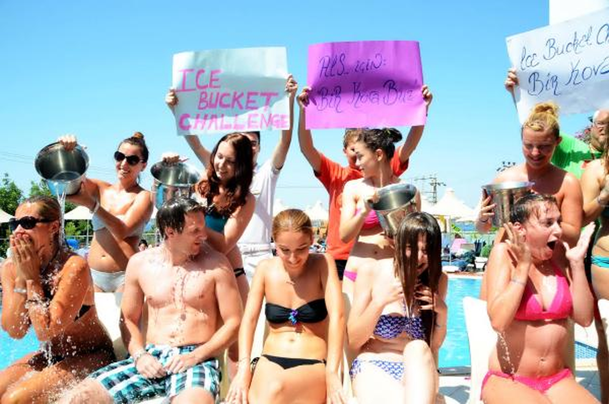 Havuz Başında Ice Bucket Etkinliğine Yoğun İlgi
