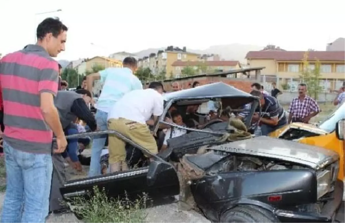 İki Otomobil Çarpıştı: Baba ve Anne Karnındaki Bebek Öldü