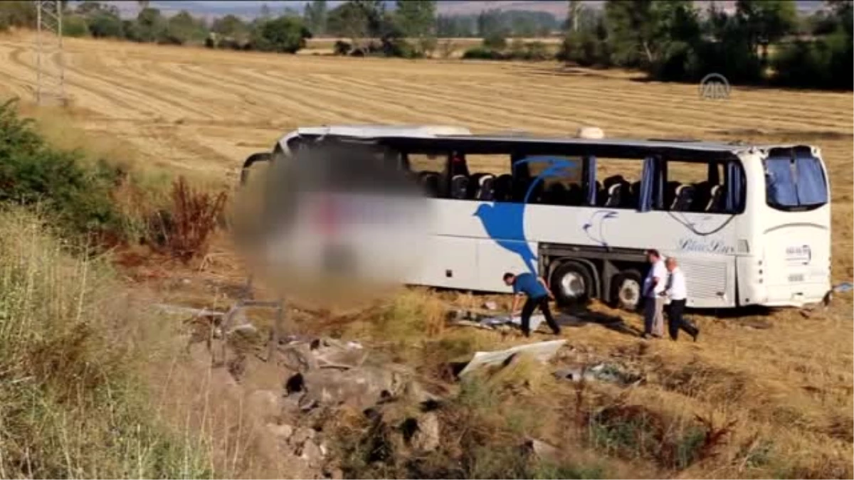 İnönü\'de Yolcu Otobüsü Devrildi: 42 Yaralı