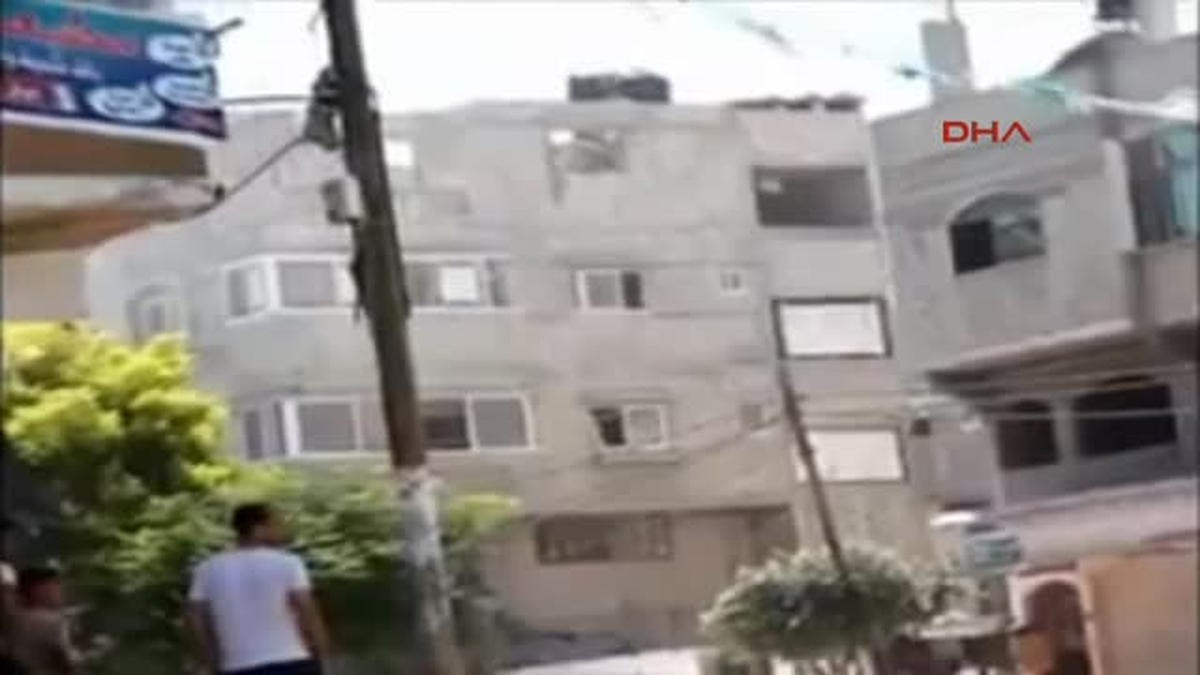 İsrail, Gazze\'de Bir Binayı Böyle Bombaladı