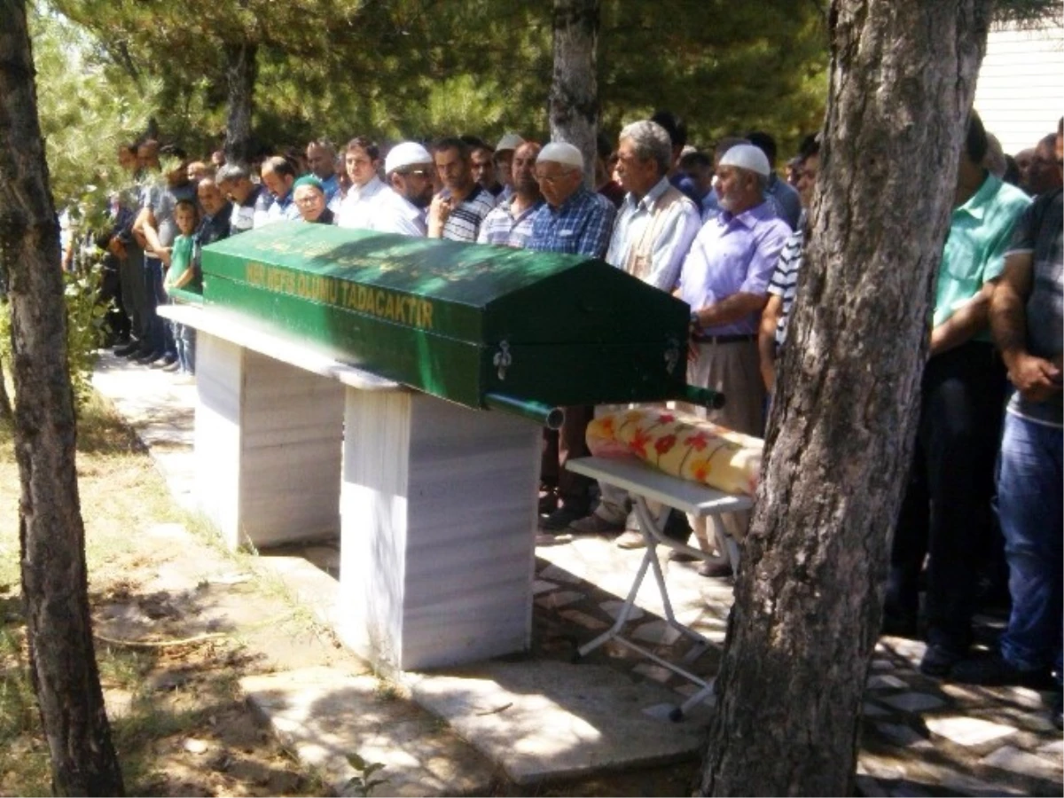 Konya\'da Kazada Ölen Baba ve Anne Karnındaki Bebek Toprağa Verildi
