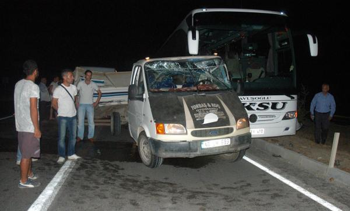 Otobüs, Küçükbaş Hayvan Yüklü Kamyonete Çarptı: 1 Yaralı