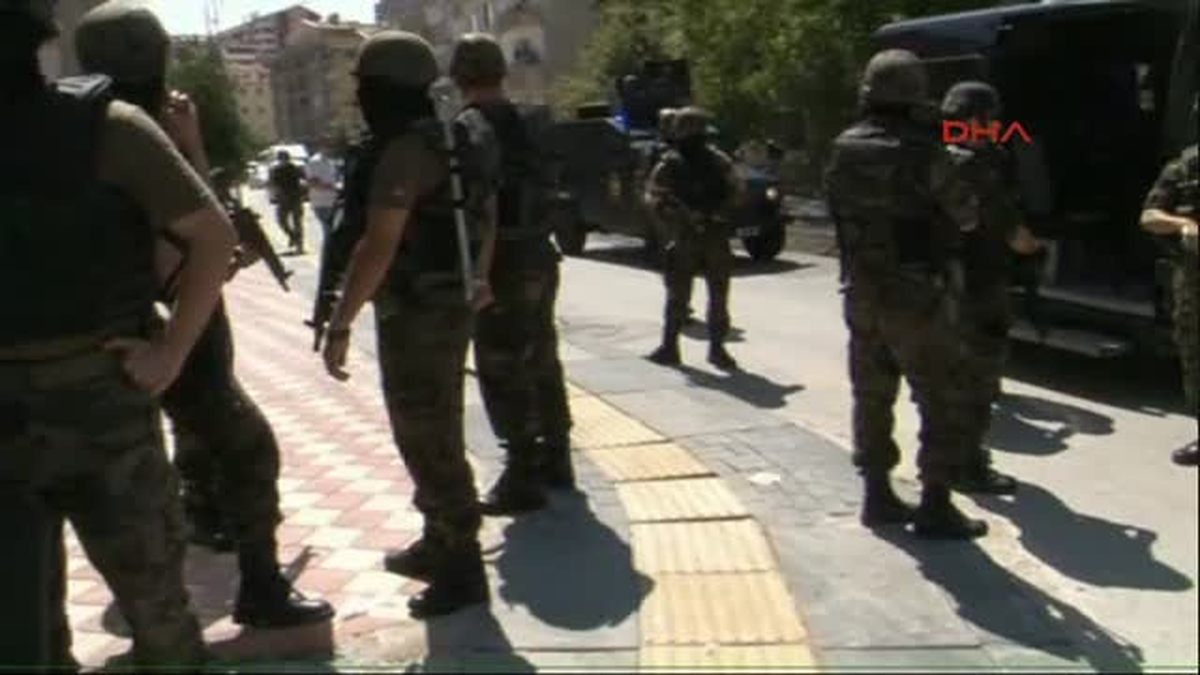 Özel Harekat Polisleri Zanlıların Olduğu Düşünülen Bölgeye Geldi