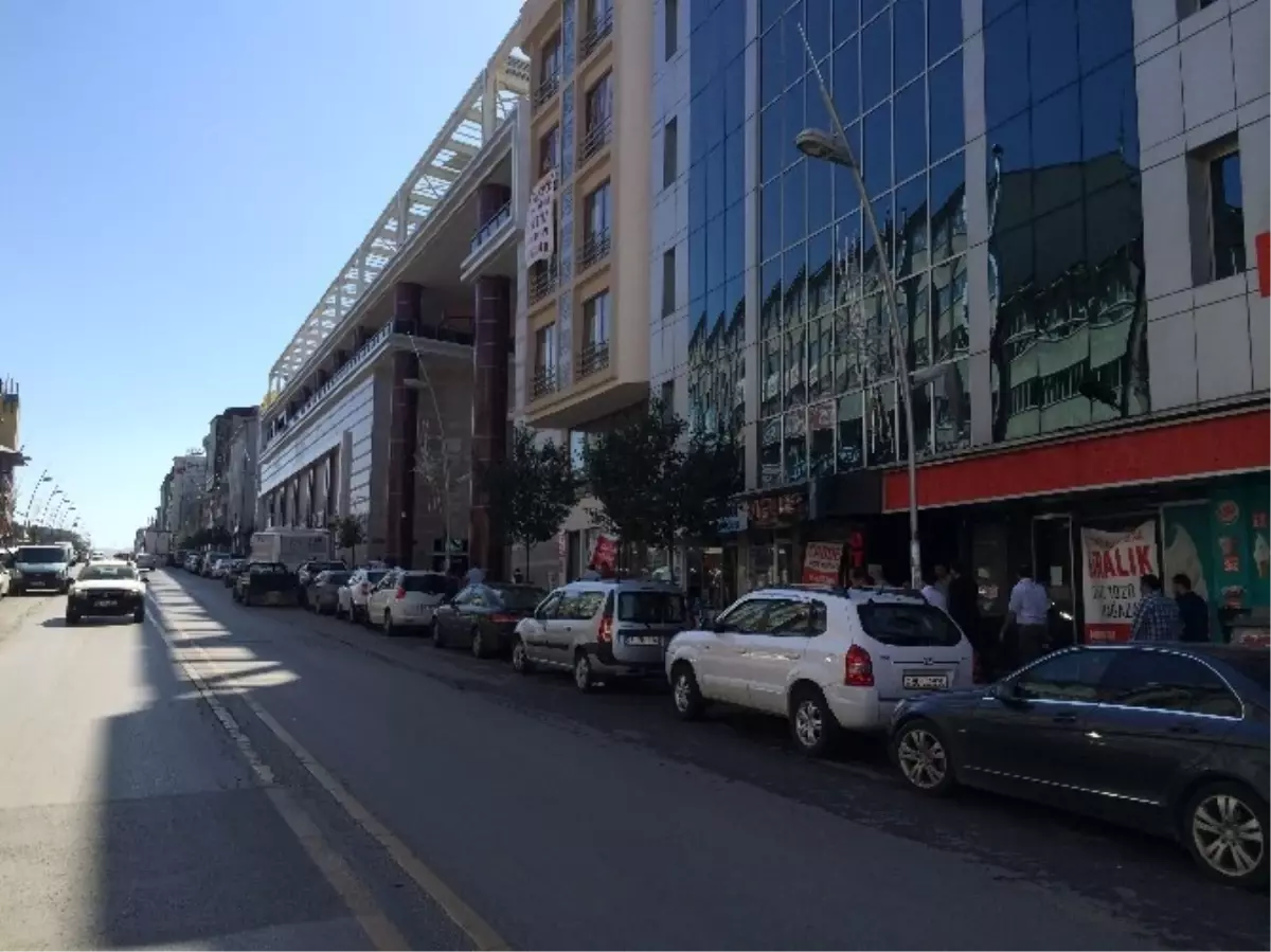 Palarium Avm Cumhuriyet Caddesi Trafiğini Keşmekeş Ediyor