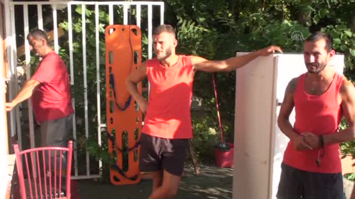 Plajda cep telefonuyla gizli fotoğraf çektiği iddiası -