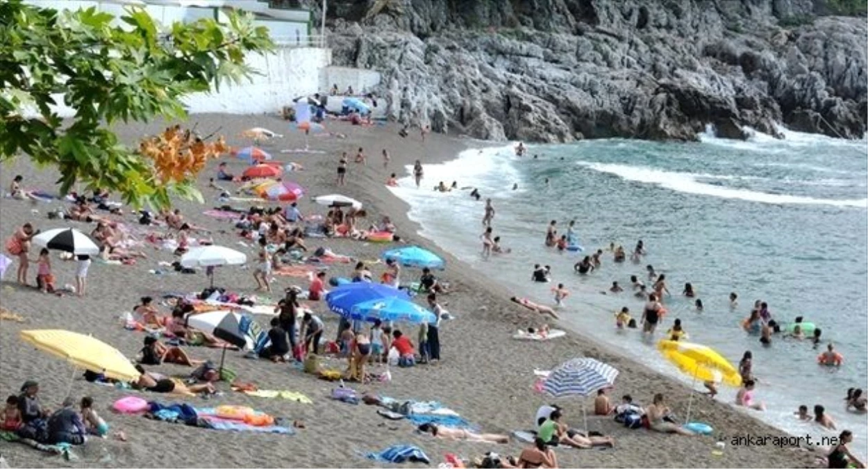 Plajda Kadınların Fotoğrafını Çekerken Linç Ediliyordu