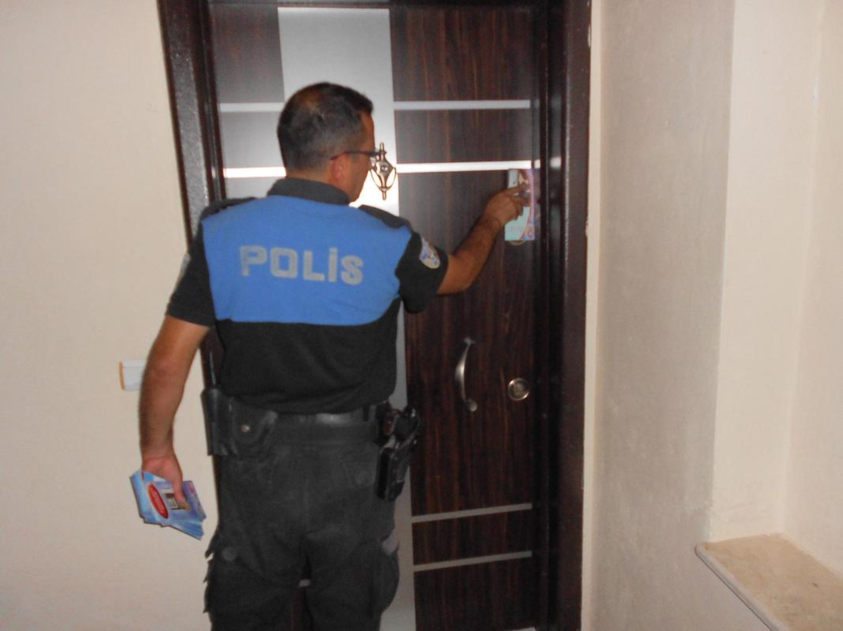 Polisten Hırsızlık Olaylarına Karşı Broşürlü Uyarı