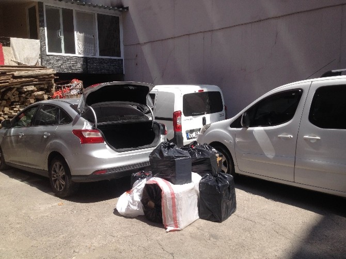 İzmit\'te Polisten Kaçan Araçta 4 Bin Paket Kaçak Sigara Bulundu