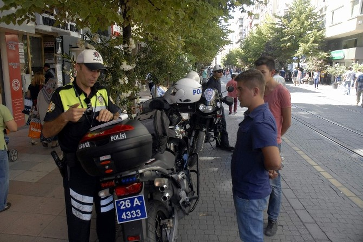Polis, Eskişehir\'de Motosiklet Sürücülerini Denetledi