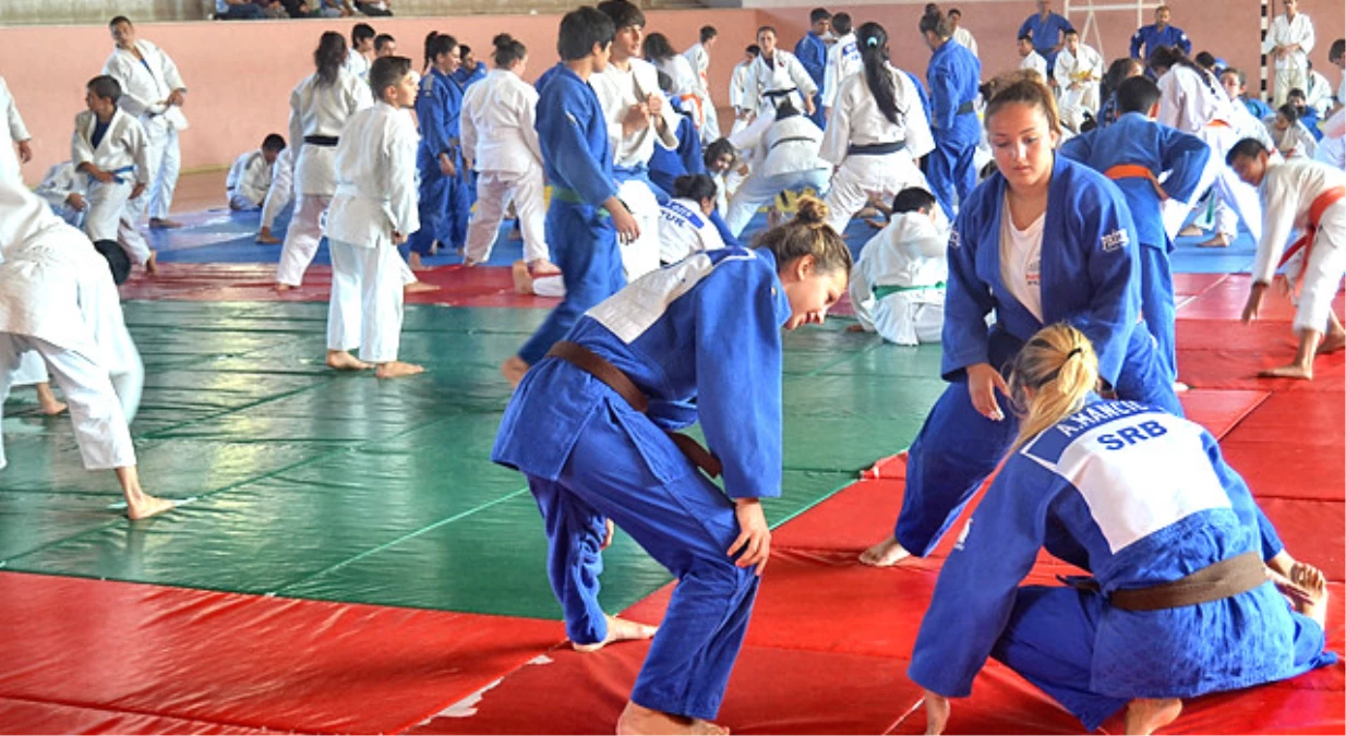 Salihli\'de 1. Uluslararası Judo Turnuvası Düzenlendi