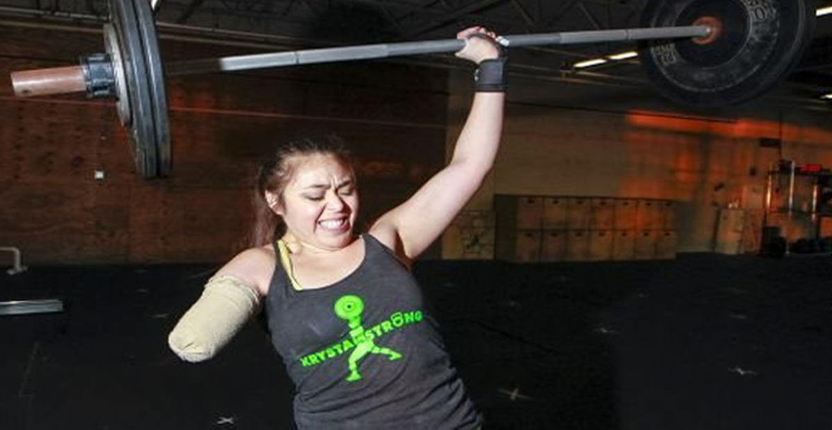 Tek Koluyla 100 Kg Kaldırıyor