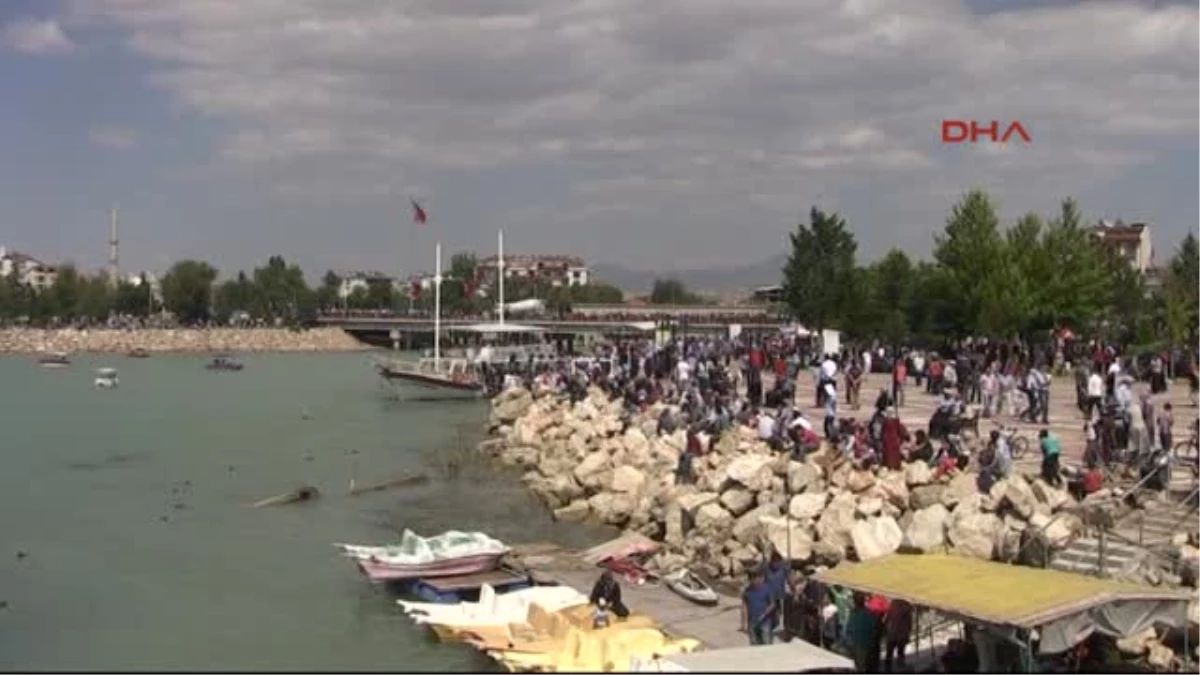 Türk Yıldızlarından, Beyşehir Gölü\'nde Nefesleri Kesen Gösteri