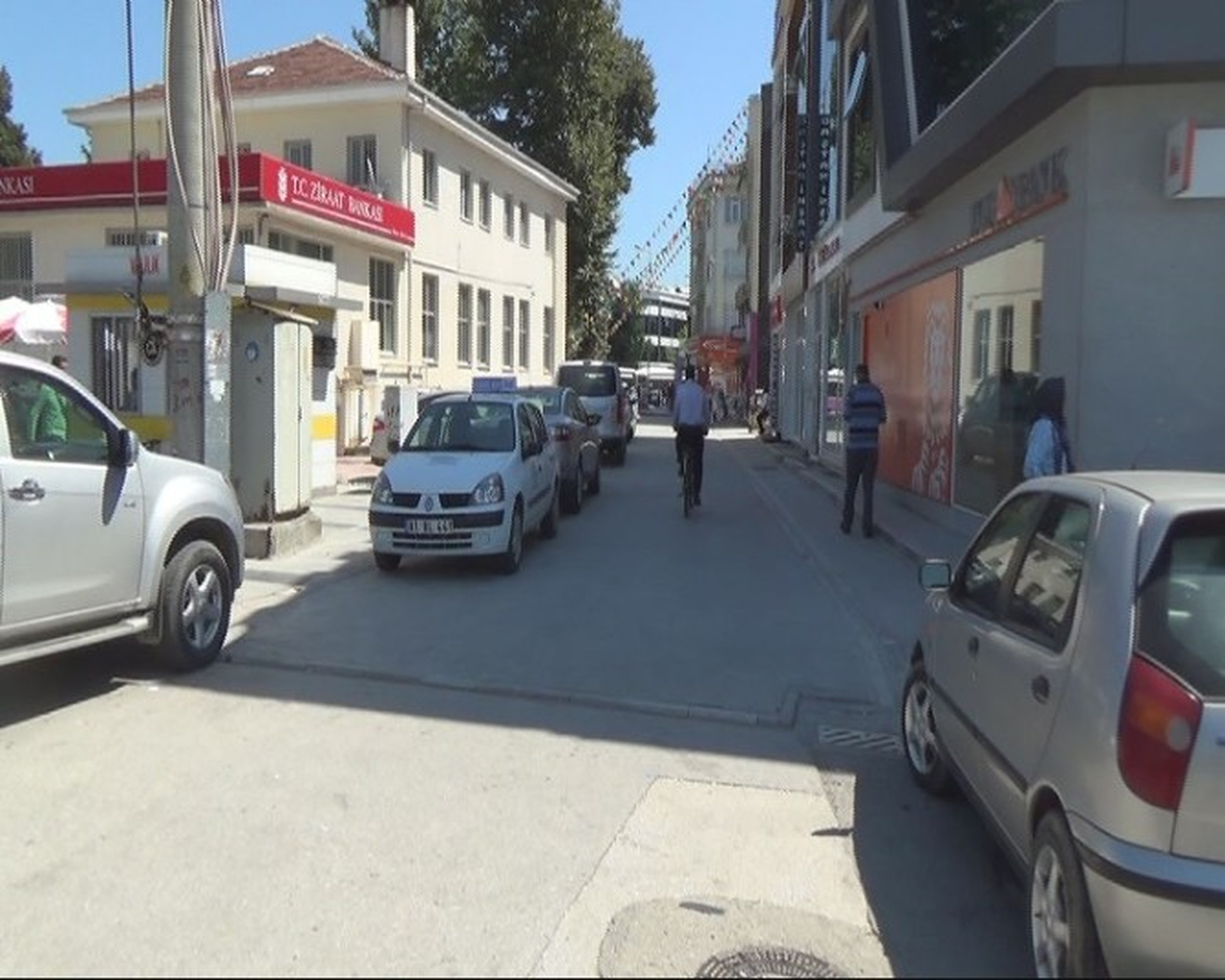 Yayalar İçin Yapılan Yol Otopark Oldu