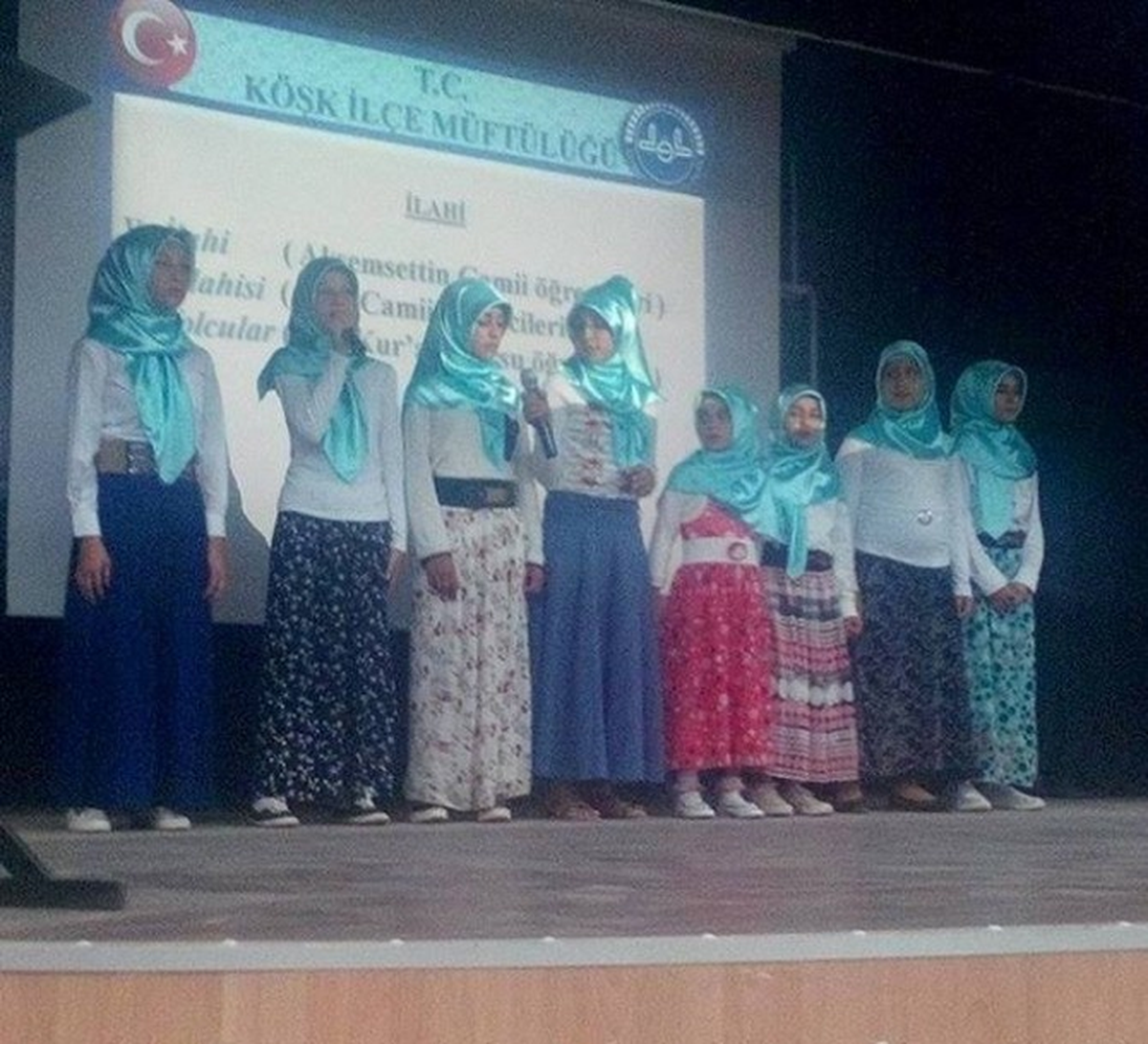 Yaz Kur\'an Kursunu Tamamlayan Öğrenciler Öğrendiklerini Sergiledi