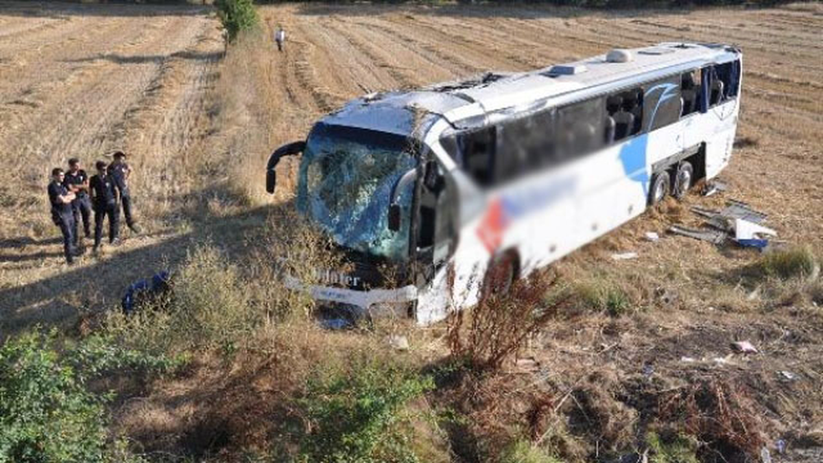 Yolcu Otobüsü Şarampole Yuvarlandı: 42 Yaralı