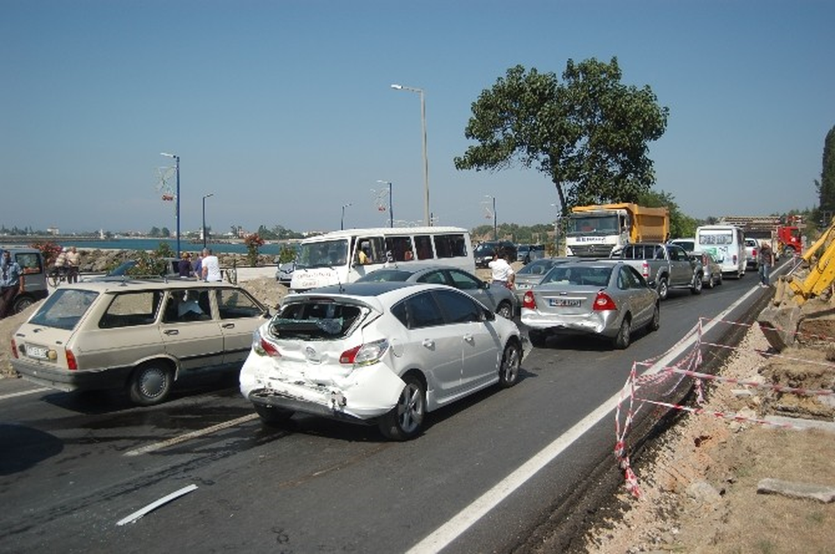 Zincirleme Kaza Trafiği Felç Etti