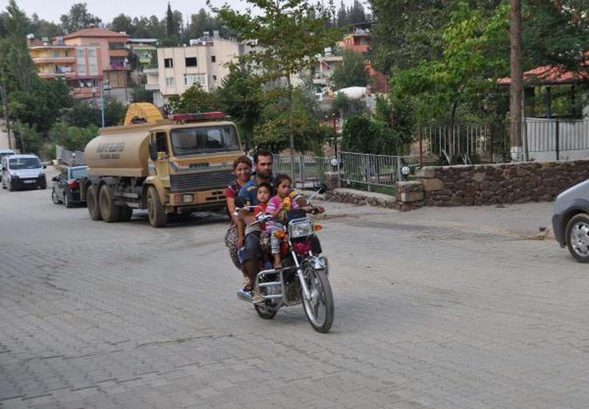 5 Kişilik Ailenin Motosiklette Tehlikeli Yolculuğu