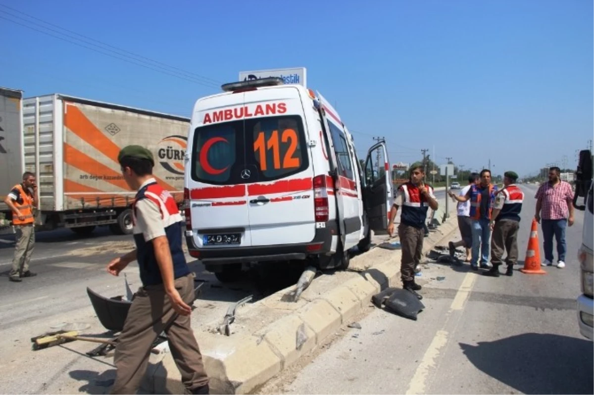 Ambulans Kaza Yaptı: Dört Yaralı