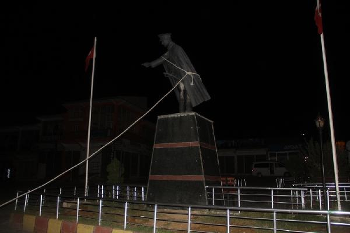 Atatürk Heykelini İple Tahrip Ettiler