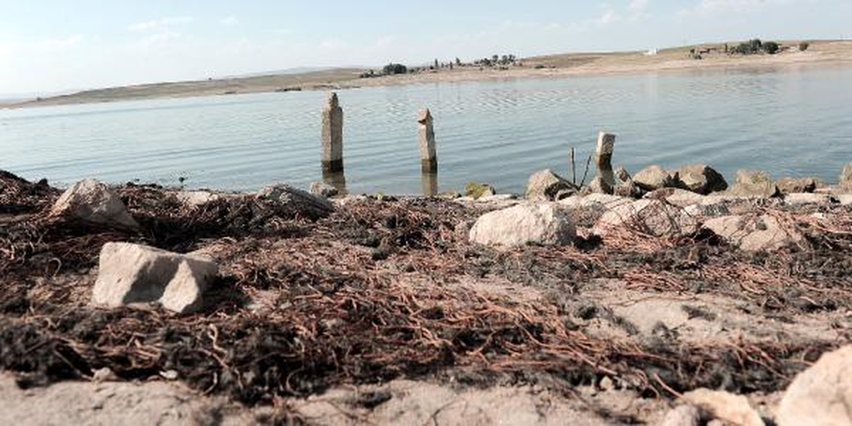 Baraj Suları Çekilince Köyün Kalıntıları Ortaya Çıktı