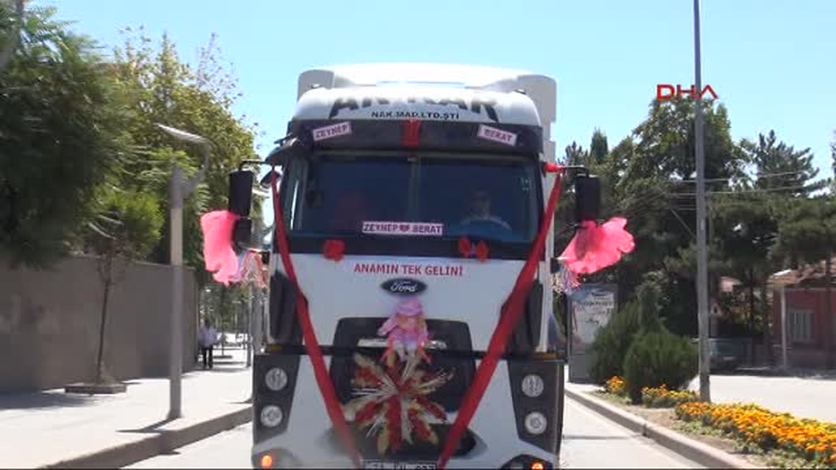 Çalıştığı Şirketteki Tır\'ı Süsletip Gelin Aracı Yaptı