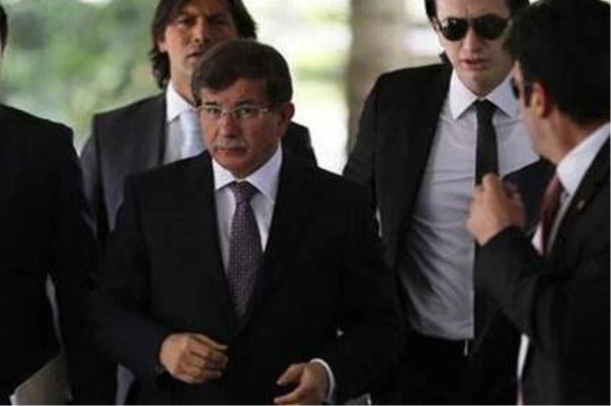 Davutoğlu, AK Parti Genel Merkezi\'nden Ayrıldı