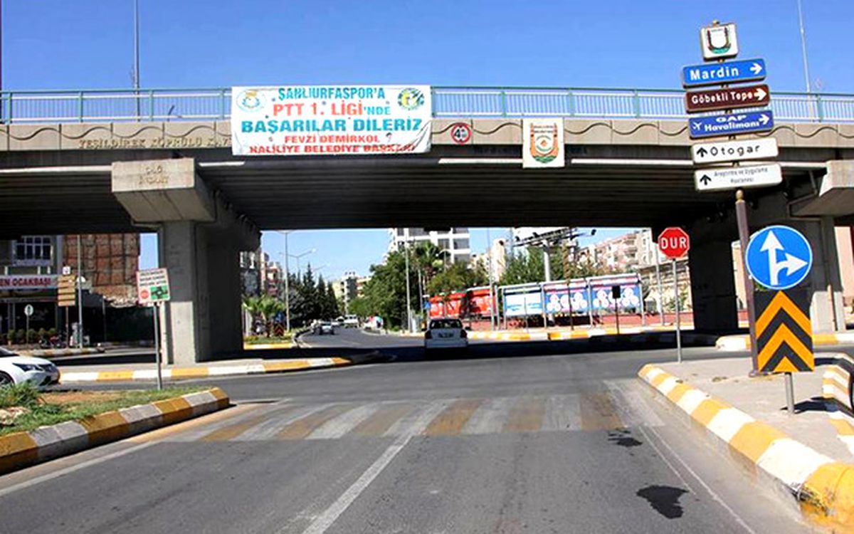 Demirkol Sevgisini Afişlerle Gösterdi