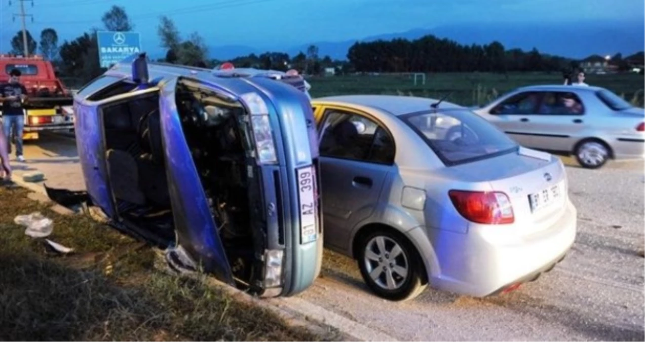 Düzce\'de Trafik Kazaları: 12 Yaralı