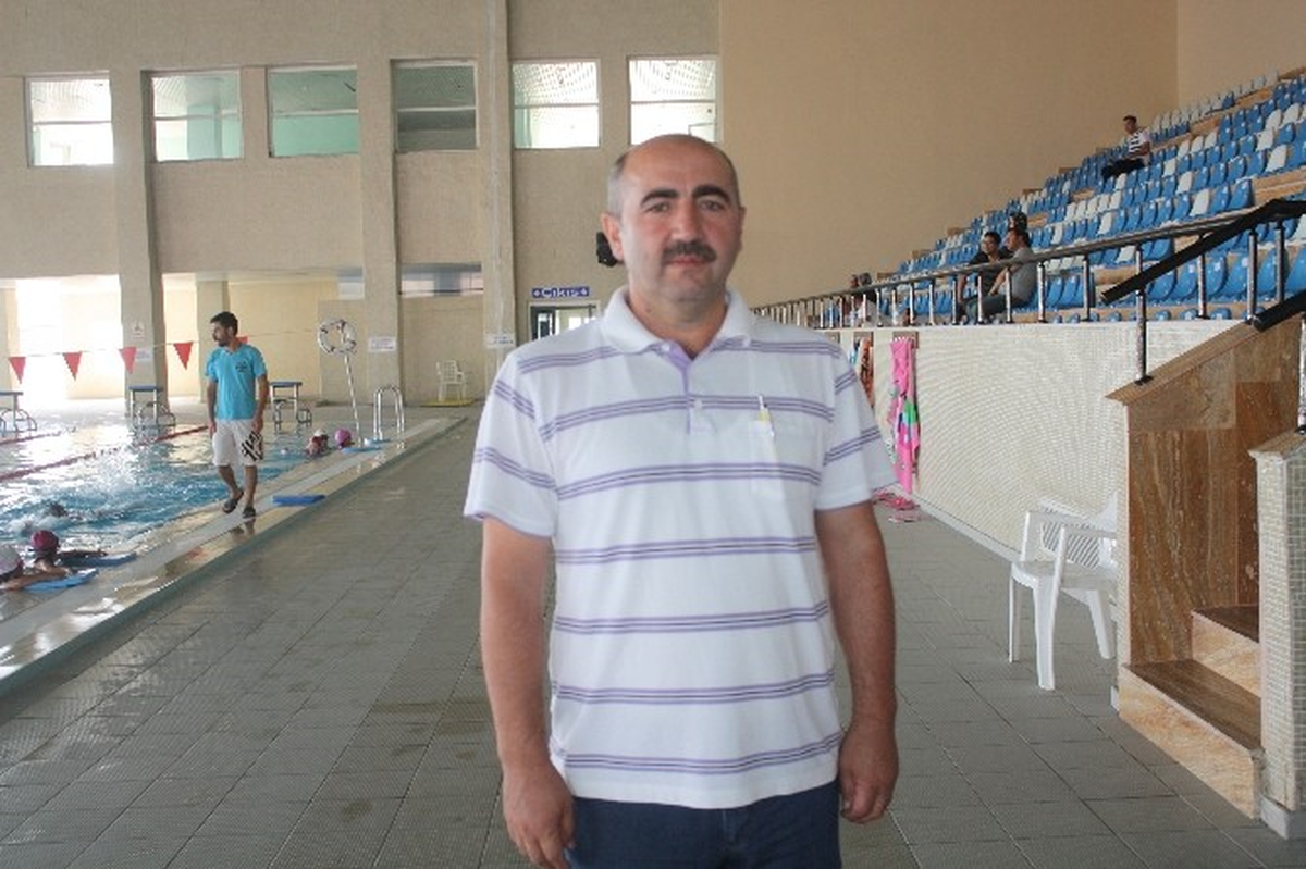 Elazığ\'da Sıcaktan Bunalan Vatandaşlar Yüzme Havuzlarına Akın Ediyor