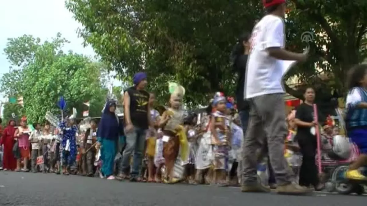 Endonezya\'da "geri dönüşüm" temalı karnaval -