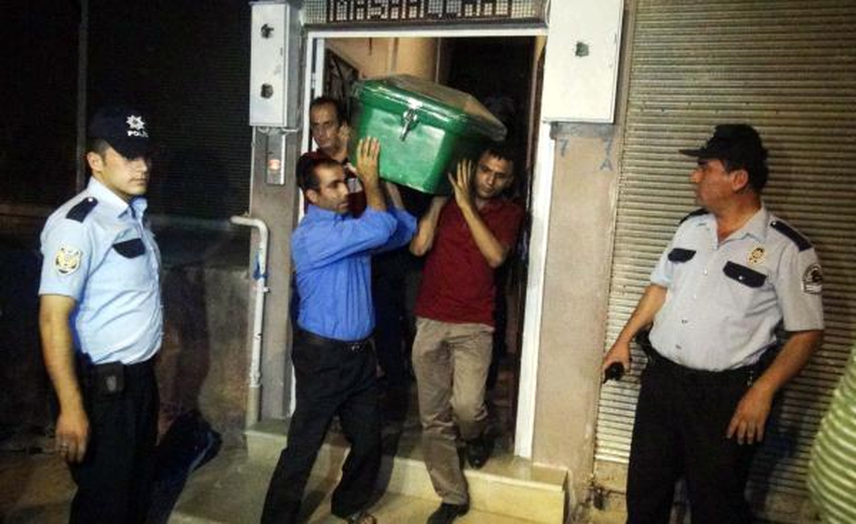 Eşini ve Oğlunu Öldürüp, Kızını Yaralayan Adamı Mahalleli Linç Etmek İstedi (2)