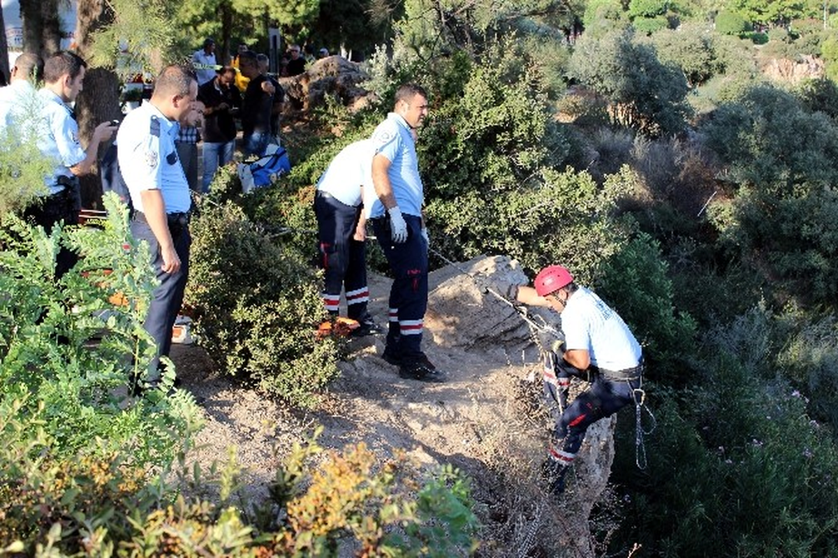 Falezlerden Düşen Gencin Cesedini İtfaiye Çıkardı