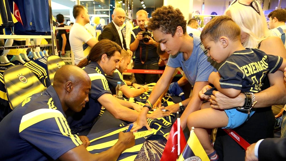 Fenerbahçeli Futbolcular, İzmir\'de Forma İmzaladı