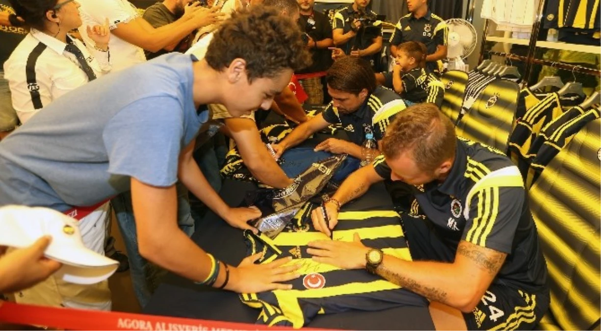 Fenerbahçeli Futbolcular İzmir\'de İmza Dağıttı