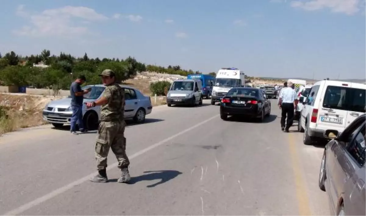 Gaziantep\'te Kargo Aracı ile Motosiklet Çarpıştı: 4 Yaralı