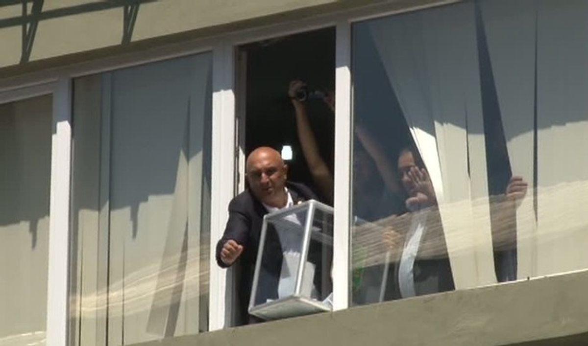 Kadıköy\'de Abhazların Oy Verme İşlemi Sırasında Gerginlik
