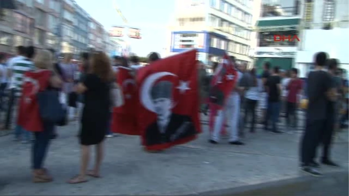 Kadıköy\'de Farklı Görüşteki Grupların Kavgası : 2 Kişi Yaralandı