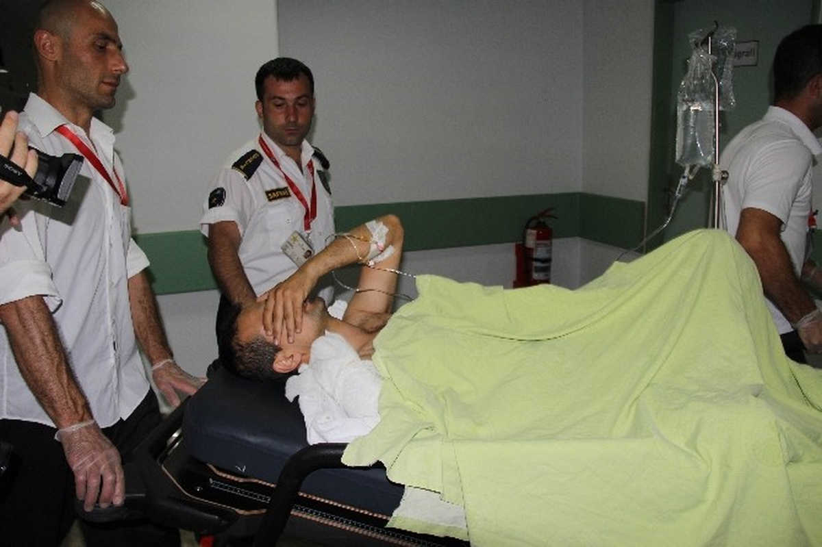 Kafasına Silah Dayayan Genç, Müdahale Eden Güvenlik Görevlisini Vurdu