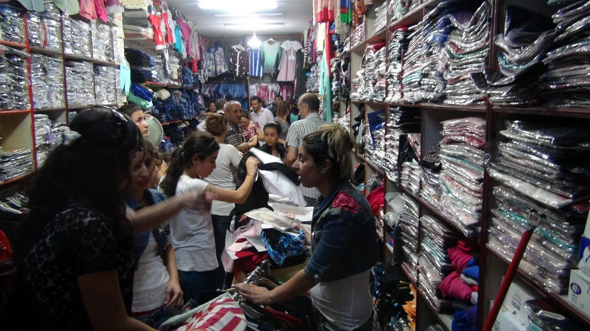 Kızıltepe\'de Ezidi Çocuklara Giyim Yardımı