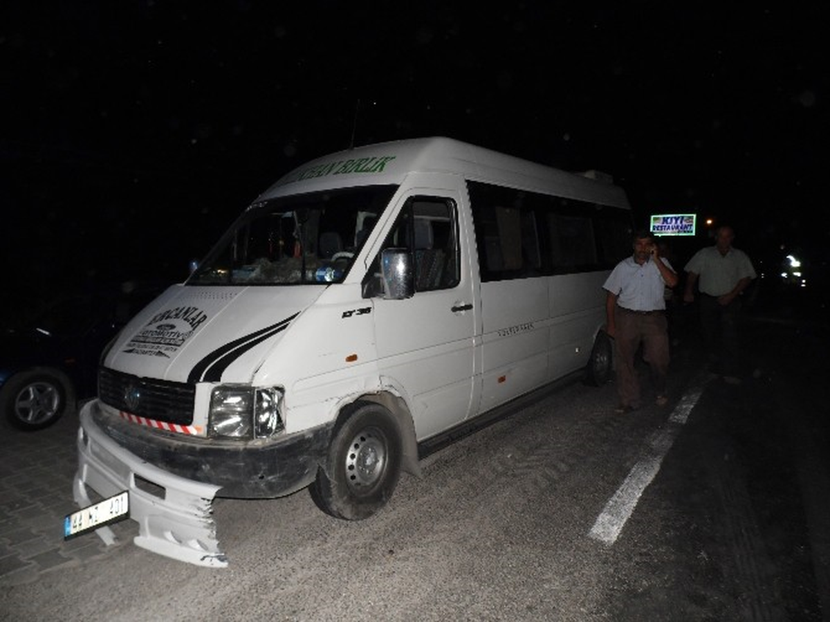 Minibüs ile Otomobil Çarpıştı: 1 Yaralı