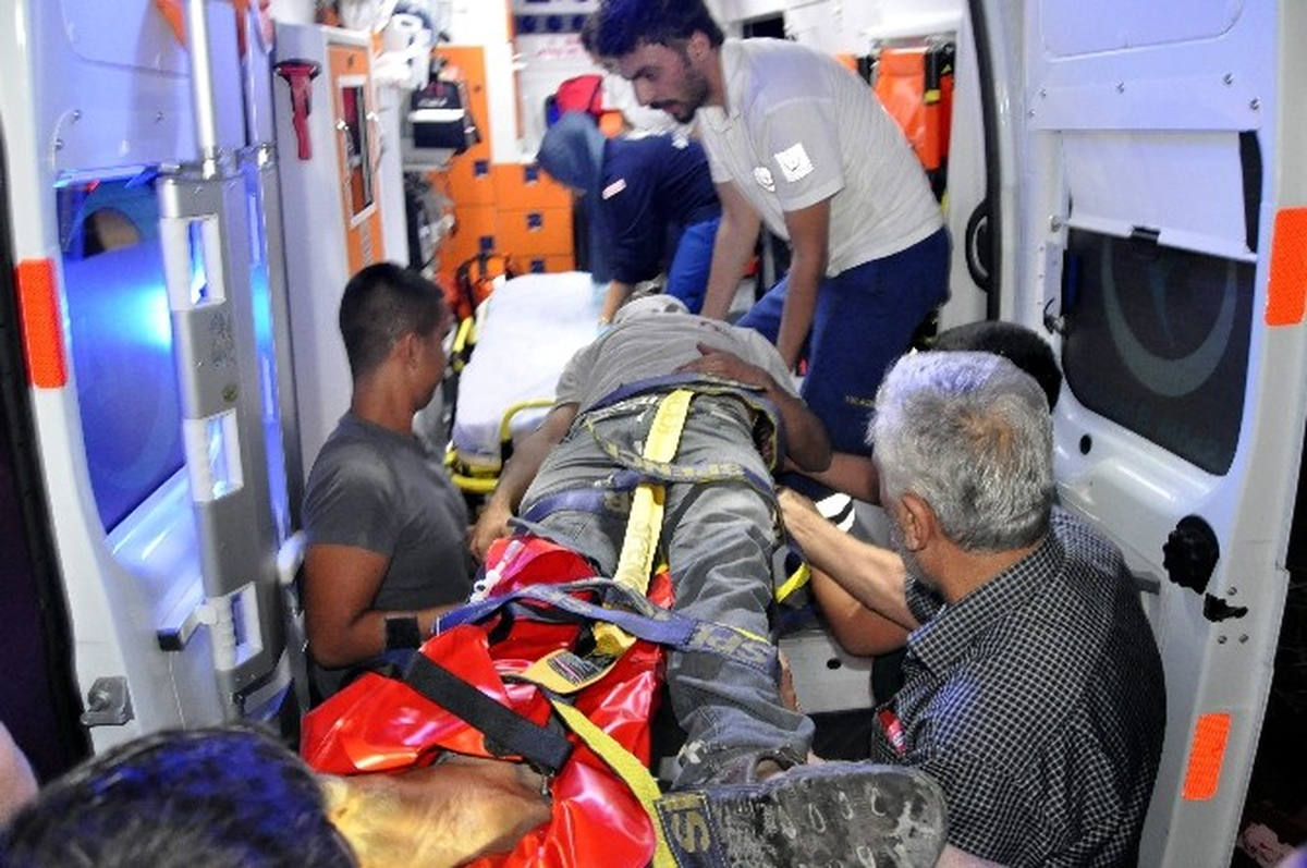 Otomobilin Çarptığı Yaralı Şahıs Gözyaşları İçinde Topladığı Kartonları Bırakmak İstemedi