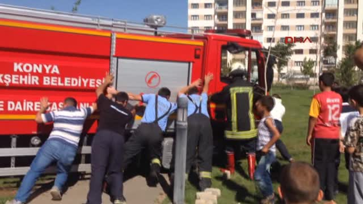 Oyun Alanı Yandı, Müdahaleye Giden İtfaiye Aracı Çamura Saplandı