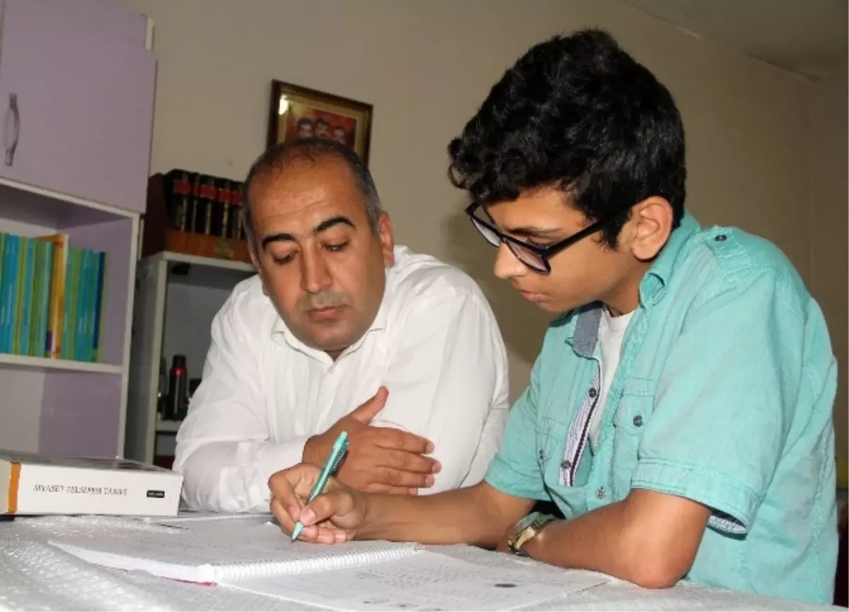 Çocuklarına Ders Çalıştırırken 3 Üniversite Bitirip Avukat Oldu