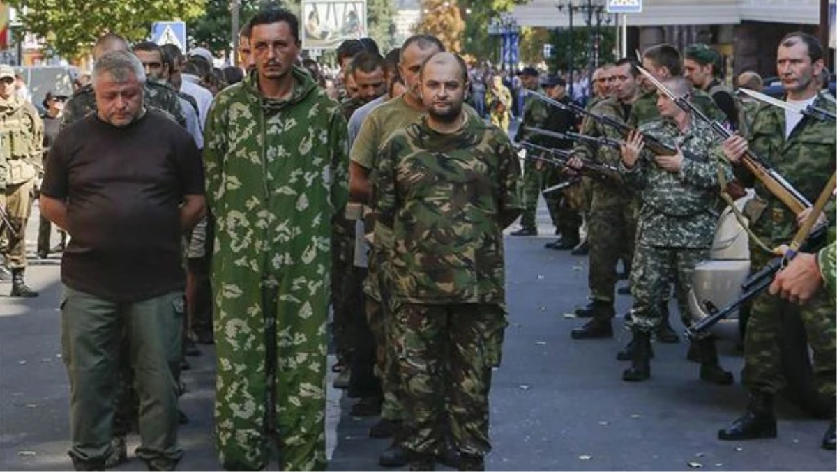 Rusya Yanlısı Milisler, Esir Ukraynalı Askerleri Caddede Zorla Yürüttü
