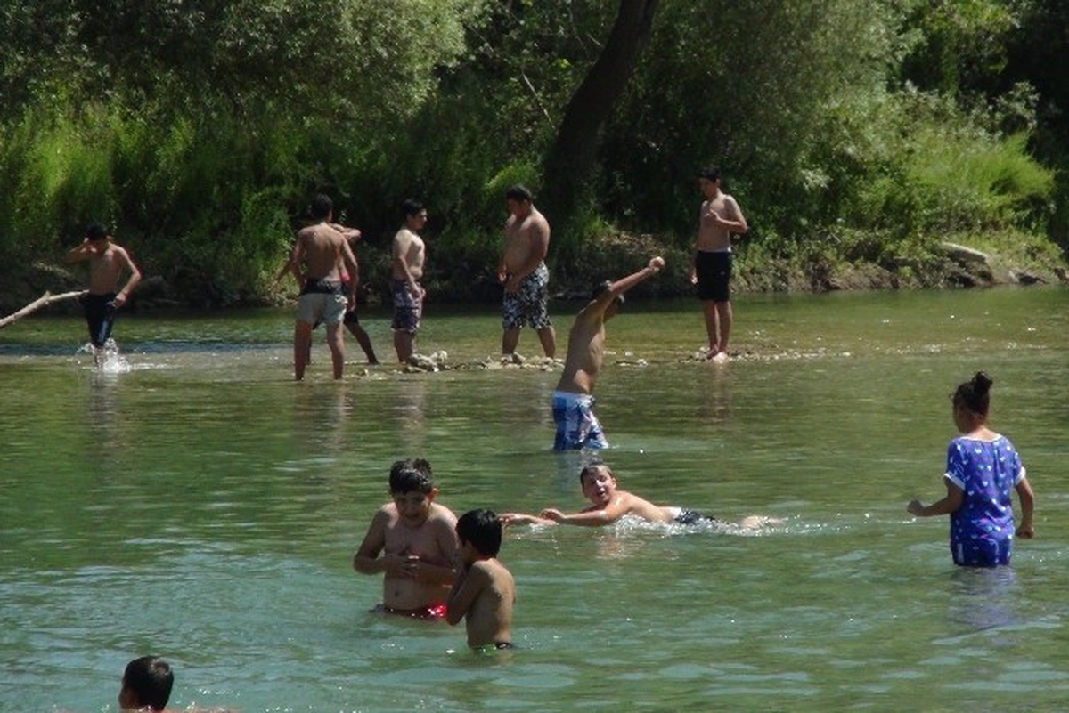 Sıcaktan Kurtuluşu Irmakta Buluyorlar