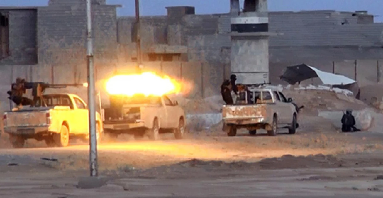 Suriye\'de IŞİD Tabka Askeri Havaalanını Ele Geçirdi