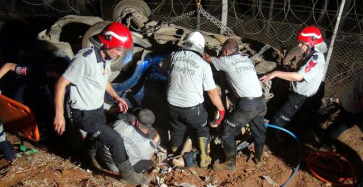 Tır, Otomobili Altına Alıp Sürükledi: 3 Ölü, 3 Yaralı