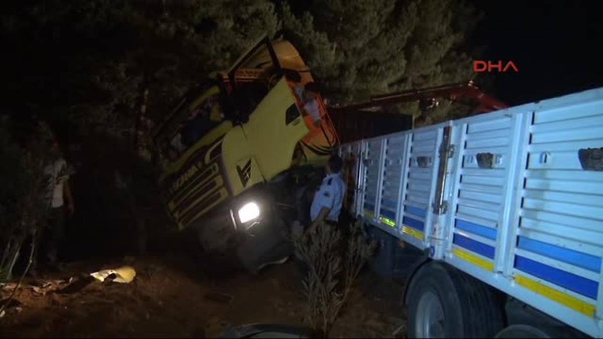 Tır, Otomobili Altına Alıp Sürükledi: 3 Ölü, 3 Yaralı