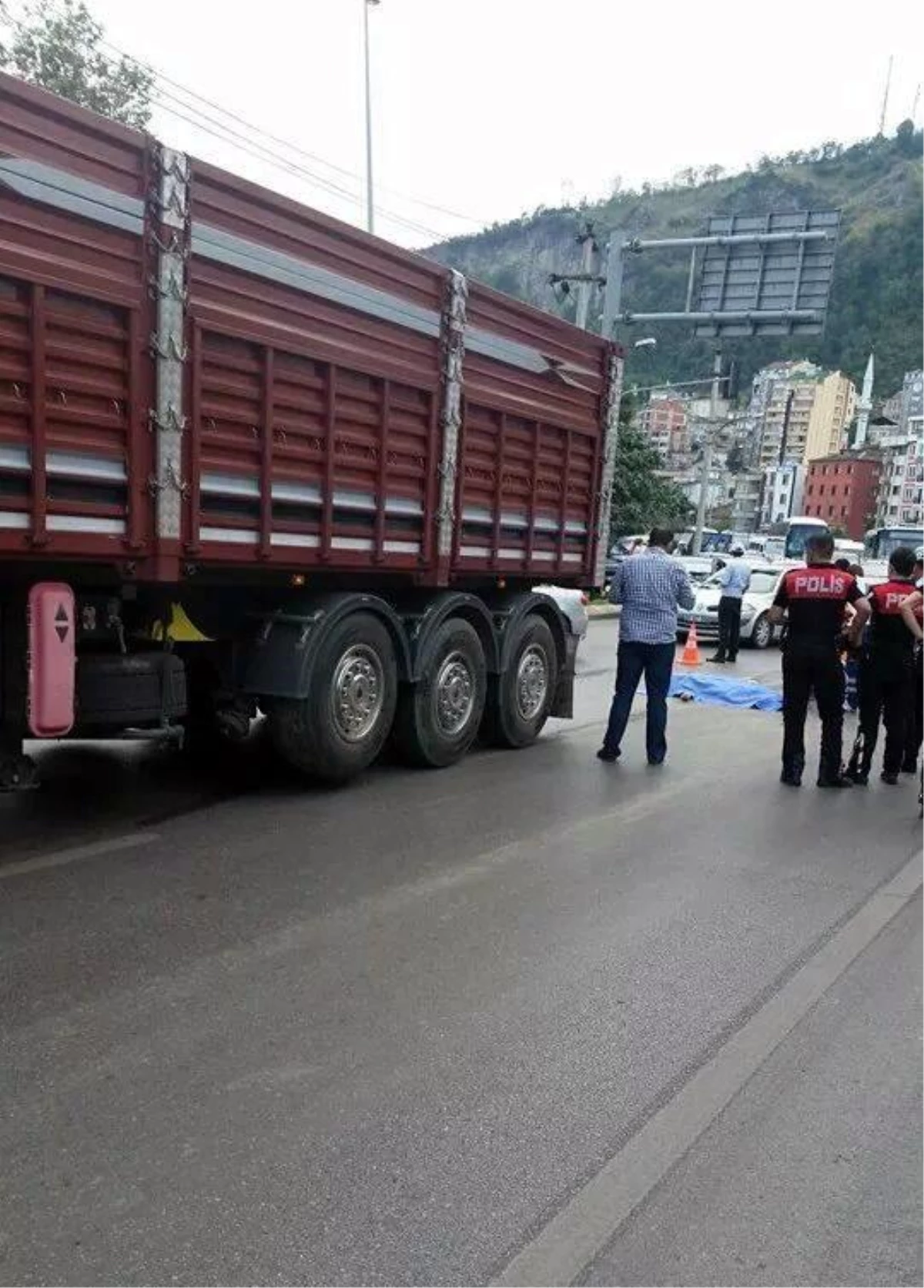 Trabzon\'da Tırın Çarptığı Motosikletin Sürücüsü Öldü